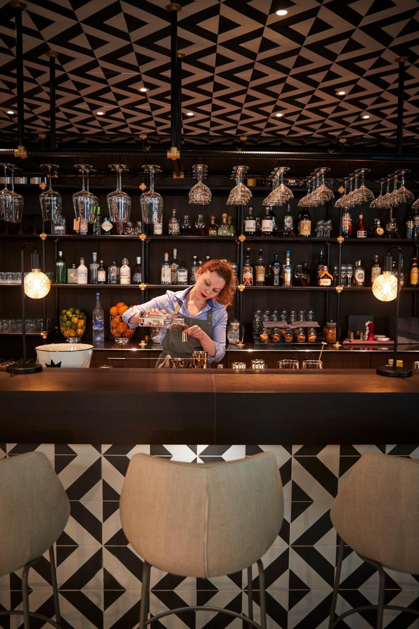 فندق شتايغنبيرغر هامبورغ المظهر الخارجي الصورة A bartender at work